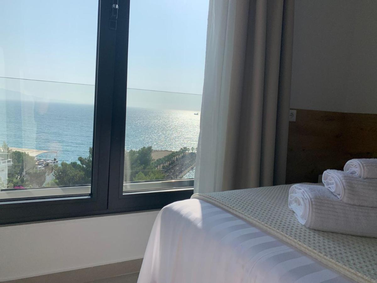 Beachfront Terrace Apartament Saranda